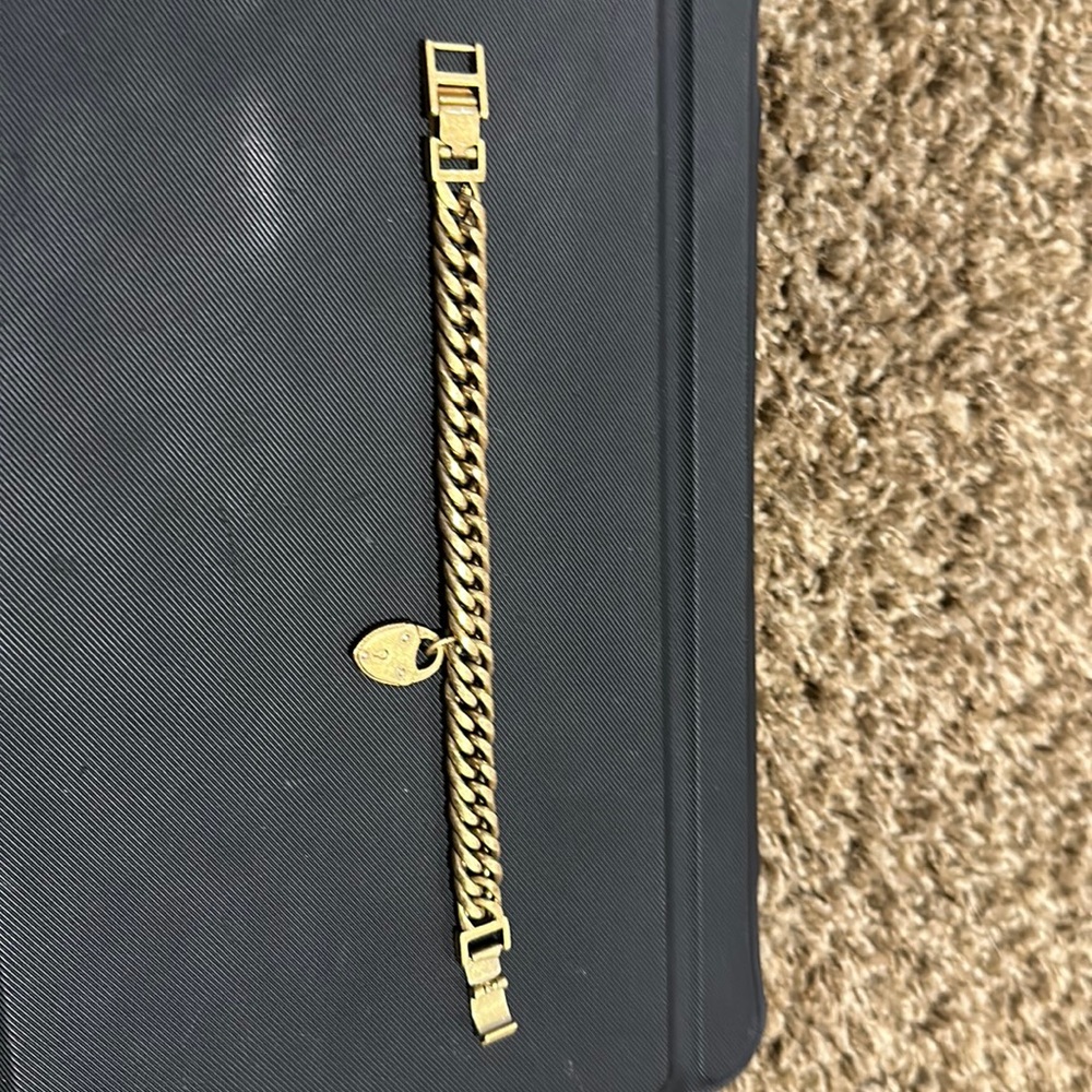 Gold heart charm bracelet STELLA and Dot.